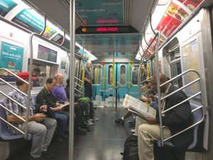 地下鉄E線の車両内の電光掲示板が設置され、LED電灯で明るくなりました。