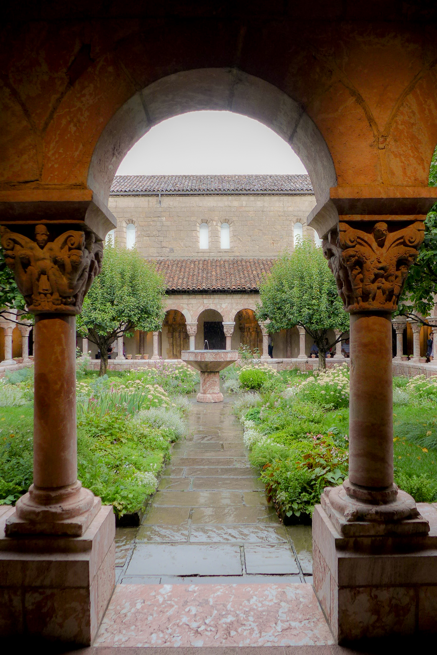 The Met Cloisters Courtyard 2 猫の目ニューヨーク