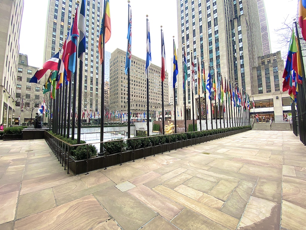 empty Rockefeller center due to covid-19 lockdown